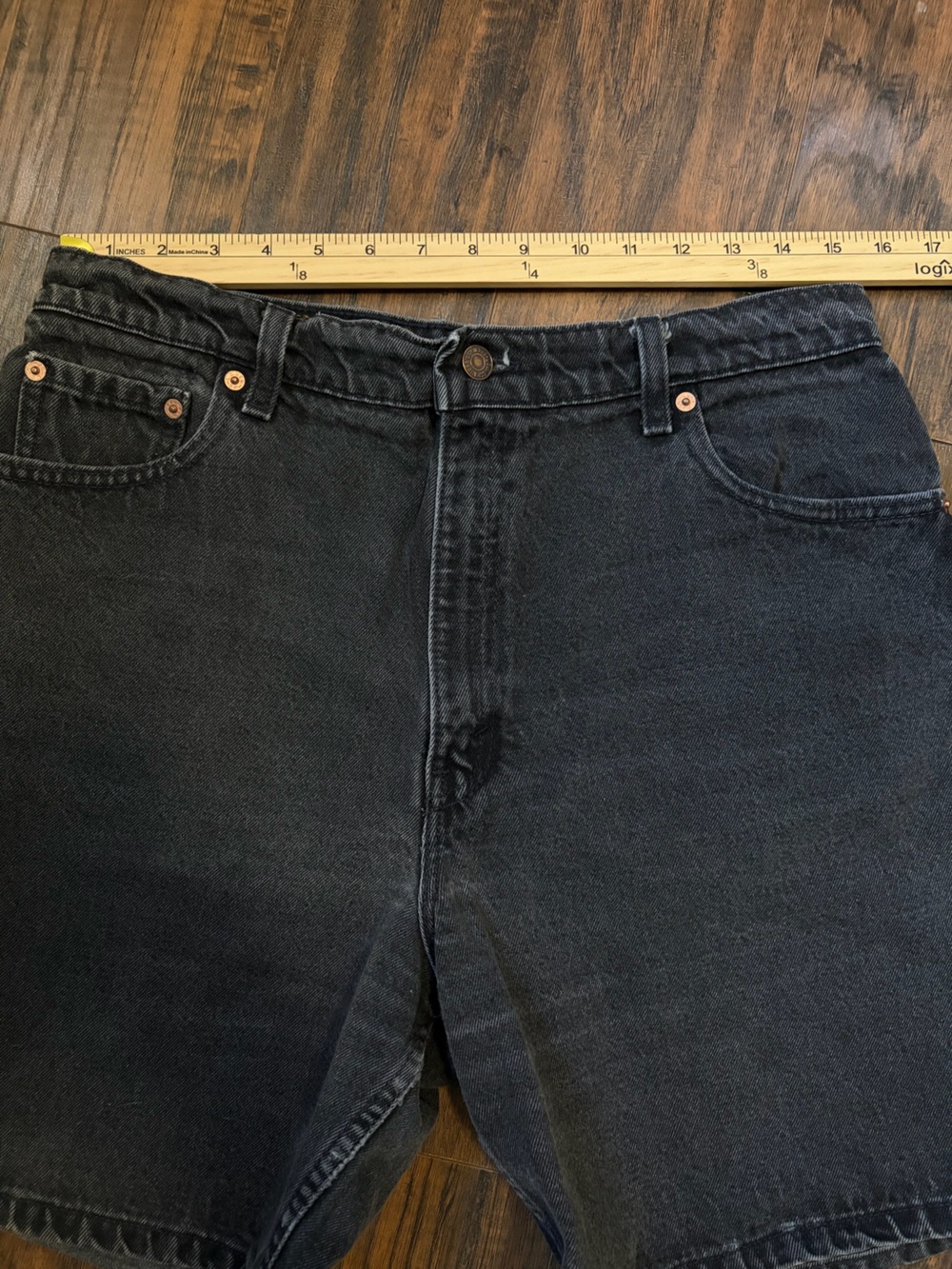 Vintage 1995 Levi’s 551 Relaxed Fit Worn Black 7” Inseam Denim Shorts - Picture 6 of 12